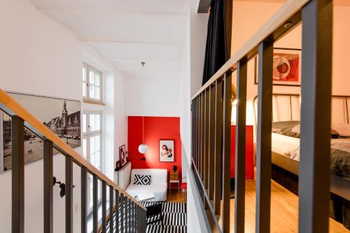 ein kleines Apartment mit roten und weißen Wänden und einem Schlafzimmer in der Unterkunft LE-Style! Top-Galerie-Studio Bauhaus-Stil in Leipzig