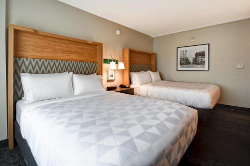 a hotel room with two beds in a room at Holiday Inn Lancaster by IHG in Lancaster
