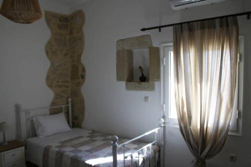 Letto o letti in una camera di Vafis Apartment at Sivas Village