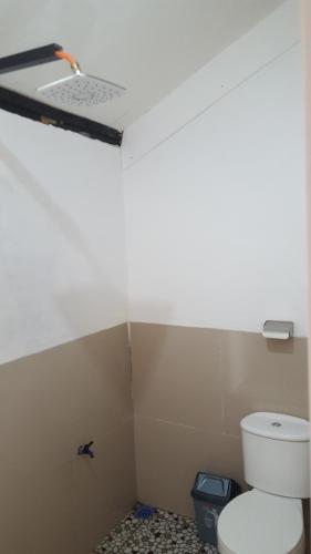 a bathroom with a toilet in a room at Tetebatu Indah Homestay in Tetebatu