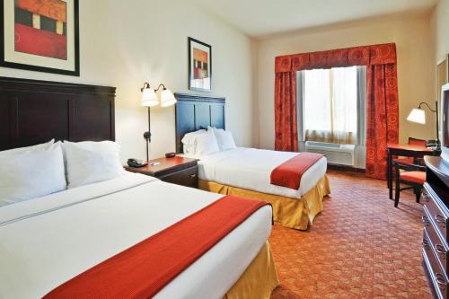 Кровать или кровати в номере Holiday Inn Express Hotel and Suites Athens, an IHG Hotel