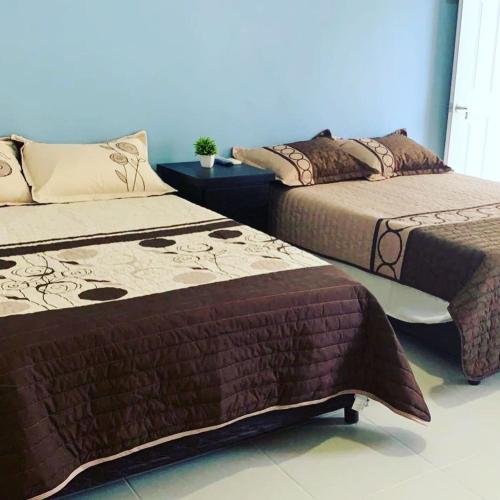 two beds sitting next to each other in a room at Lofts Zaragoza in Valles