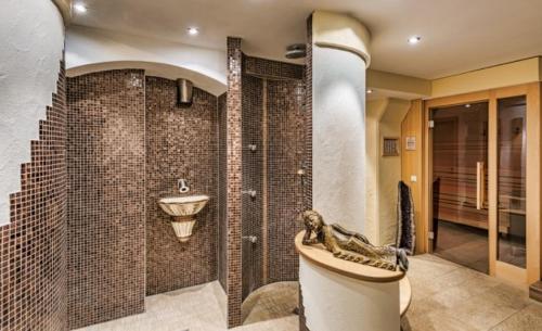 ein Badezimmer mit einer Dusche, einem Waschbecken und einer Badewanne in der Unterkunft Landgasthaus & Hotel Kurfer Hof in Bad Endorf