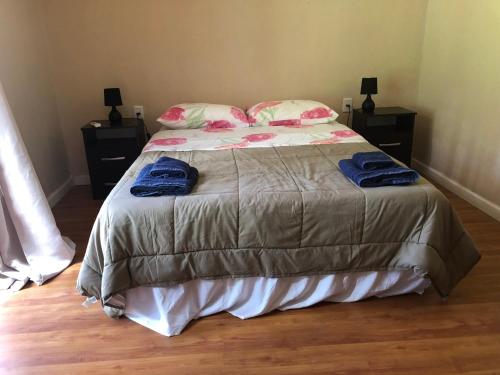 1 dormitorio con 1 cama con 2 toallas azules en La Posada de la Pedrera, en La Pedrera