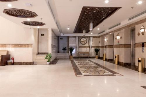 un vestíbulo de un hotel con un gran vestíbulo en Dhiafat Al Raja Hotel, en La Meca