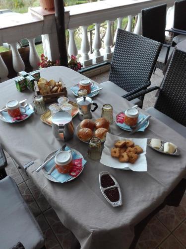 een tafel met gebak en andere voedingsmiddelen erop bij Antica Casa Cavaliere in Tramonti