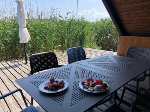 una mesa con dos platos de fruta. en Pfahlbau Rust Robinsonhütte, en Rust
