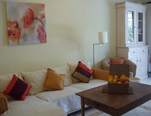 ein Wohnzimmer mit einem weißen Sofa und einem Tisch in der Unterkunft carpe Diem in Sa Ràpita