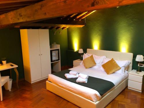 ピサにあるVilla Martina Classic & Luxury Roomの緑の壁のベッドルーム1室(大型ベッド1台付)