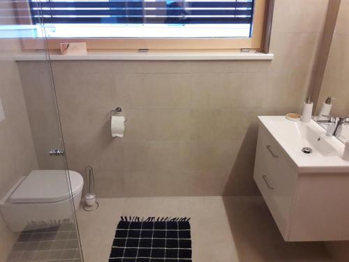 ブラントにあるChalet Vacanzaのバスルーム(トイレ、洗面台付)、窓が備わります。