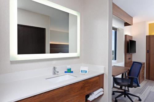 Kamar mandi di Holiday Inn Express Los Angeles LAX Airport, an IHG Hotel