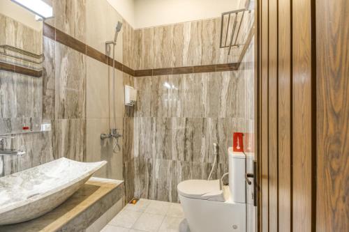 Ένα μπάνιο στο RedDoorz Plus near Gembira Loka Zoo 2