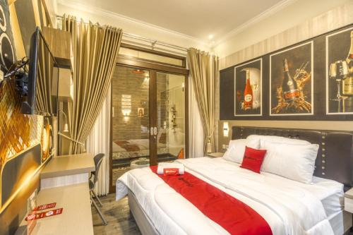 Ένα ή περισσότερα κρεβάτια σε δωμάτιο στο RedDoorz Plus near Gembira Loka Zoo 2