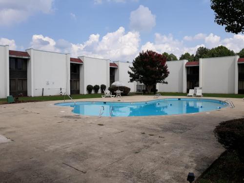 una piscina vacía frente a un edificio en OYO Hotel Burlington South, en Burlington