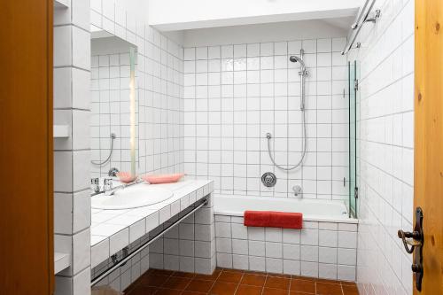 Un baño con bañera, lavabo y ducha. en Apartments Kostolnik, en Oetz
