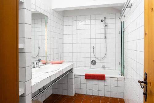 y baño con bañera, lavamanos y ducha. en Apartments Kostolnik, en Oetz