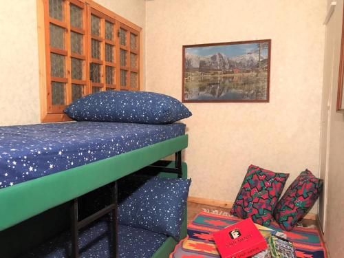 - une chambre avec des lits superposés et des draps bleus dans l'établissement Home Christiania by Holiday World, à Sauze dʼOulx