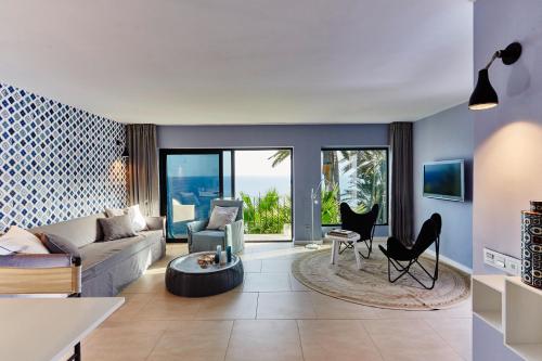 a living room with a couch and a table at Boutique-Apartment in San Agustin in San Agustin