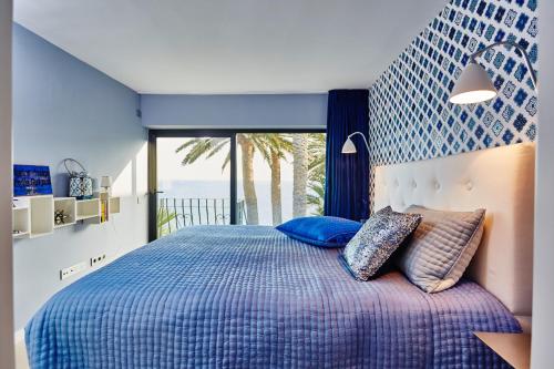 ein Schlafzimmer mit einem Bett mit Blick auf das Meer in der Unterkunft Boutique Sea View Apartment in San Agustin in San Agustín