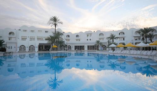 Iris Hotel & Thalasso في تاجورميس: اطلالة على المنتجع مع مسبح كبير