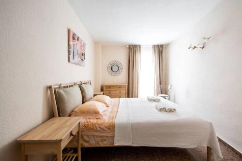 um quarto com uma cama, uma mesa e uma janela em SEA VIEW CENTRAL BEACH em Alicante