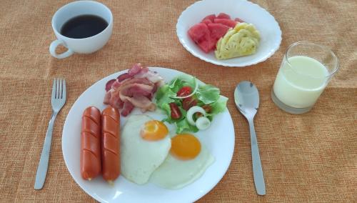 een bord ontbijtproducten met eieren, worst en salade bij Aranya Resort Koh Lanta in Koh Lanta