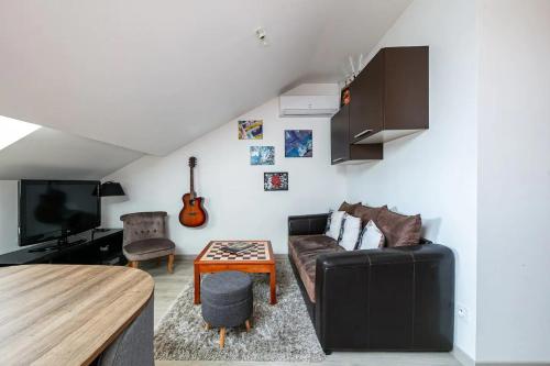 a living room with a couch and a table at le cocon voironnais in Rives