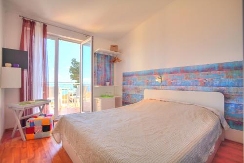 - une chambre avec un lit et un mur bleu dans l'établissement Villa Veli Nova, à Zavala
