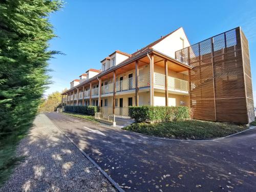 an empty street in front of a building at Résidence Océane in Avrainville