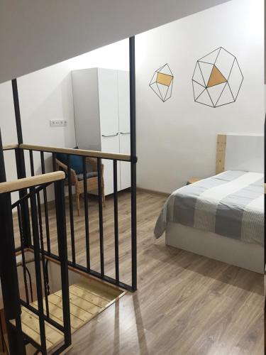 um quarto com uma cama e uma mesa num quarto em Apartment 2 floors em Yerevan