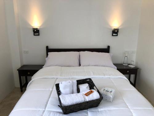 a bed with two towels and a basket on it at Cactus in Puerto Baquerizo Moreno