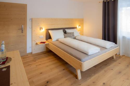 A bed or beds in a room at B&B Frühlingsheim