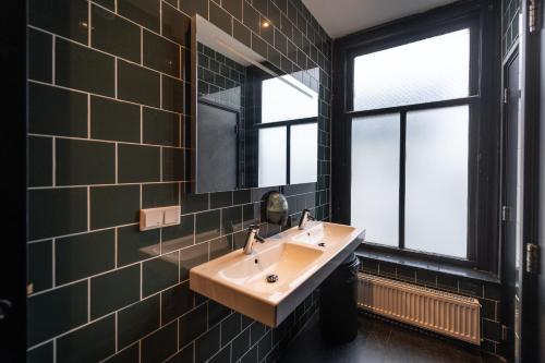 a bathroom with a sink and a mirror at Durty Nelly's Inn in Amsterdam