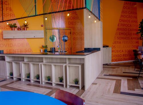 a bar in a restaurant with orange walls at ibis budget Tambore in Barueri
