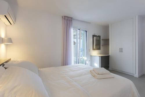 Ліжко або ліжка в номері Minimal Apartment with a swimming pool and sea view in Koundouros