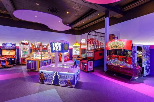 a room with lots of arcade games and video games at Center Parcs Sauerland Winterberg-Medebach in Medebach