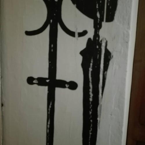 duas cruzes na parede de uma sala em Studiocasarte em Ovada