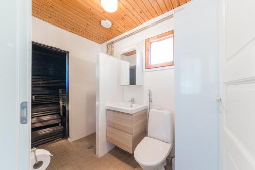 uma casa de banho com um WC e um lavatório em Yyteri Holiday Cottages em Pori