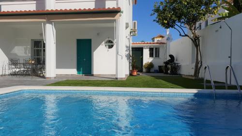 una piscina frente a una casa en Casa Velero 32, en Sanlúcar de Barrameda