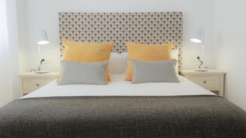 サンルーカル・デ・バラメダにあるCasa Velero 32のベッドルーム1室(大型ベッド1台、枕2つ付)