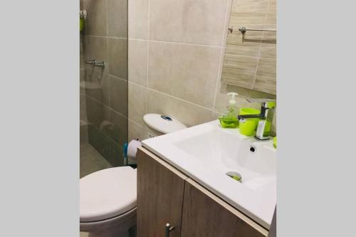 Koupelna v ubytování HOMY APARTAMENTOS - Corferias, embassy, airport, G12, UN, Agora