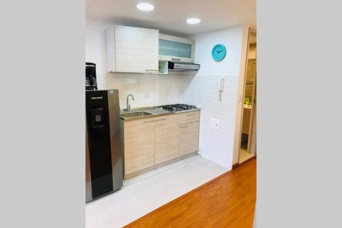 Kuchyň nebo kuchyňský kout v ubytování HOMY APARTAMENTOS - Corferias, embassy, airport, G12, UN, Agora