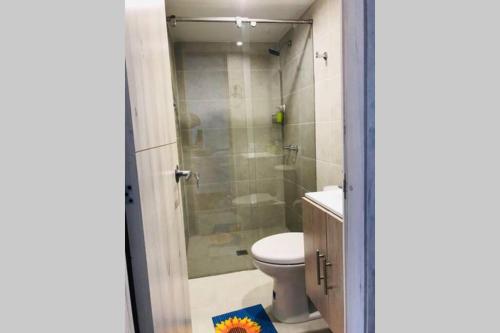 Koupelna v ubytování HOMY APARTAMENTOS - Corferias, embassy, airport, G12, UN, Agora