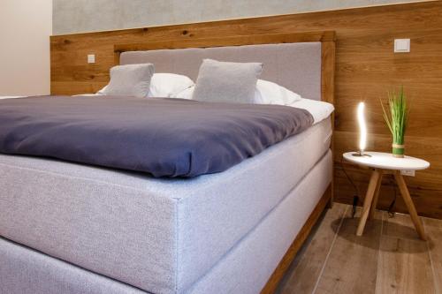 sypialnia z dużym łóżkiem i niebieskim kocem w obiekcie Bliesransbacher 8 w mieście Saarbrücken