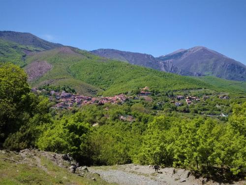 a village in a valley in the mountains at Mylos in Arkochórion