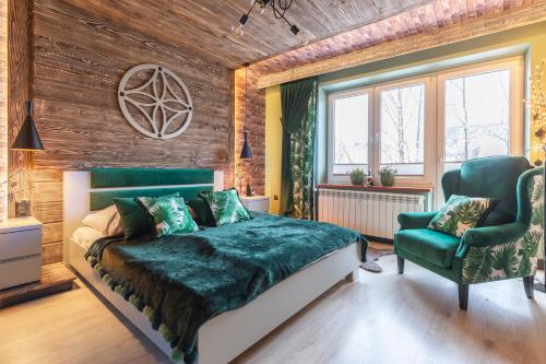 ザコパネにあるApartament Halka Zakopaneのベッドルーム(緑のベッド1台、緑の椅子付)