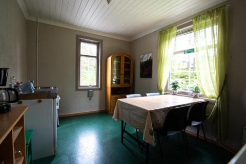 a kitchen with a table with chairs and a window at Songesand Camp in Songesand