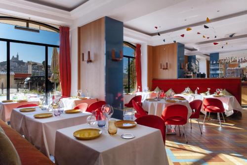 La Residence Du Vieux Port tesisinde bir restoran veya yemek mekanı