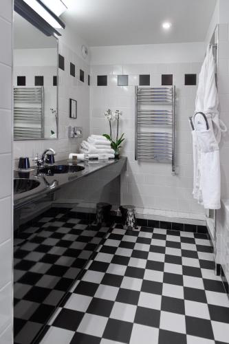 a bathroom with a black and white checkered floor at La Residence Du Vieux Port in Marseille