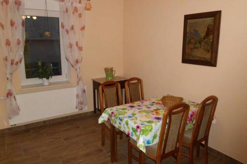 a dining room with a table and chairs and a window at Sinnes Wandel Hof Serka in Grimma